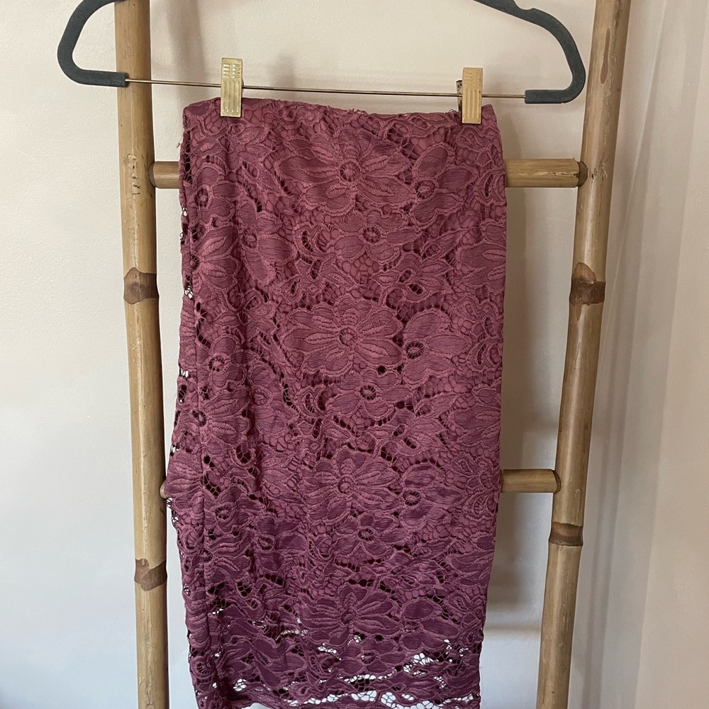 Elegant Lace Skirt in Mauve